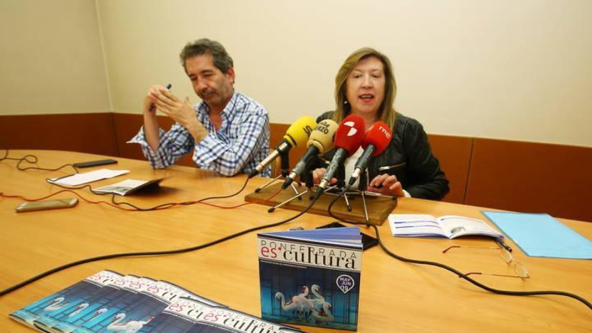 María Antonia Gancedo, junto al director del teatro Bérgidum, Miguel Ángel Varela, durante la presentación
