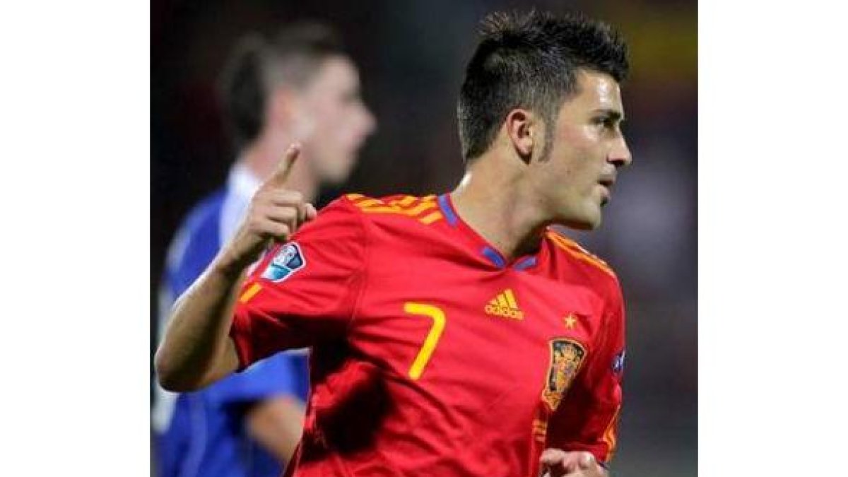 El delantero español David Villa celebra su gol contra Liechtenstein durante el partido.
