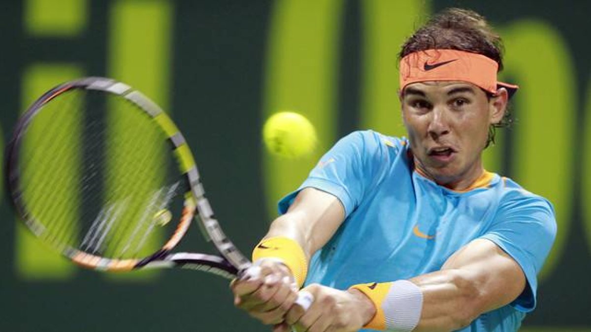 Rafael Nadal devuelve una bola a Michael Berrer, en la primera ronda del torneo de Doha.