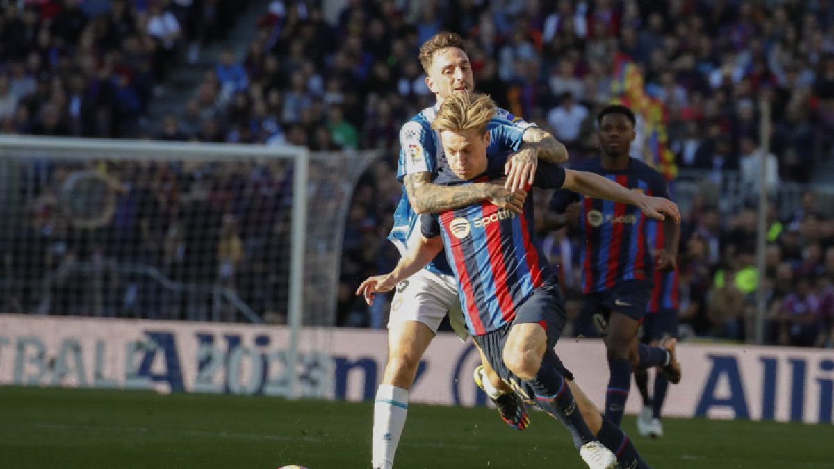 Frenkie de Jong pelea un balón con Fernando Calero. EFE / MARTA PÉREZ