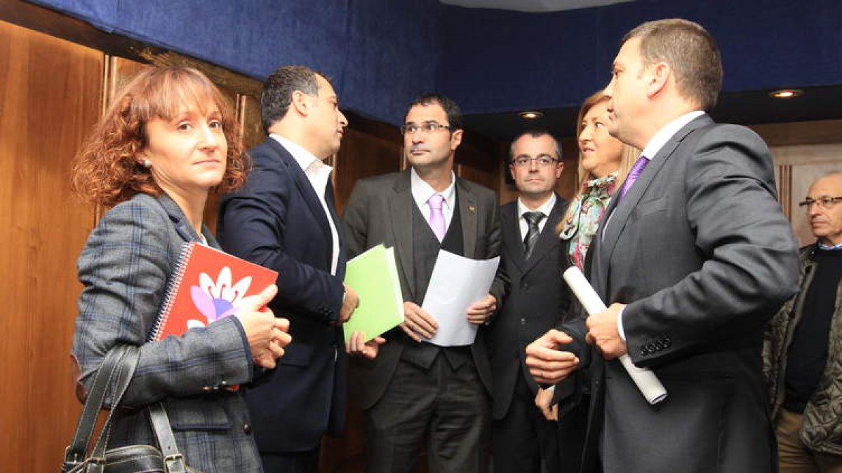 La rebaja del sueldo de los concejales del PP que aparecen en la foto permitirá a Riesco cobrar como alcalde.