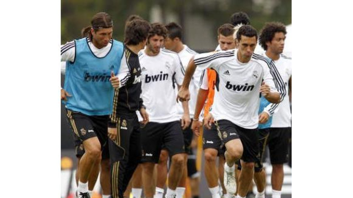 La plantilla merengue durante un entrenamiento.