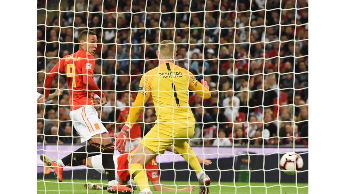 Rodrigo demostró su capacidad goleadora anotando el 2-1 que supuso el triunfo de España frente a Inglaterra en Wembley. ARRIZABALAGA