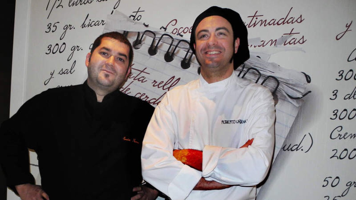Javier Núñez y Roberto en el restaurante Barandal, de la Plaza Don Gutierre.