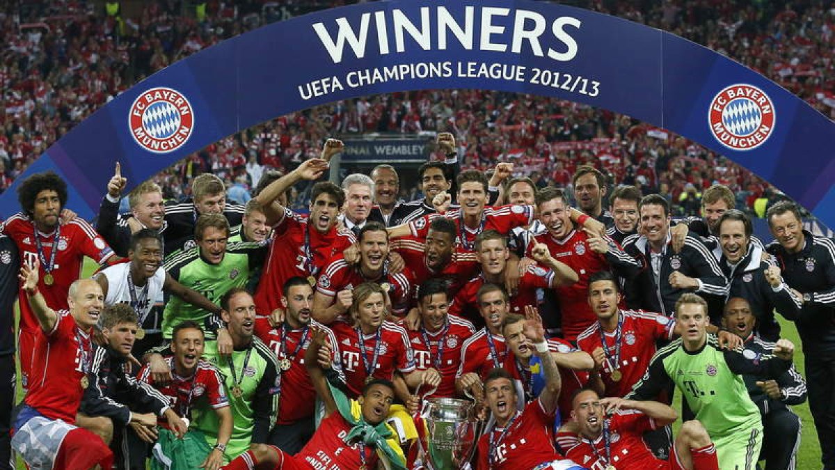 Jugadores y cuerpo técnico del Bayern celebran el triunfo en una final en la que el español Javi Martínez también fue protagonista.