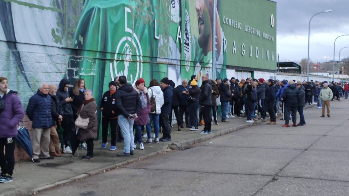 Medio millar de aficionados hacen cola en La Eragudina para comprar su entrada de Copa. M. Á. TRANCA
