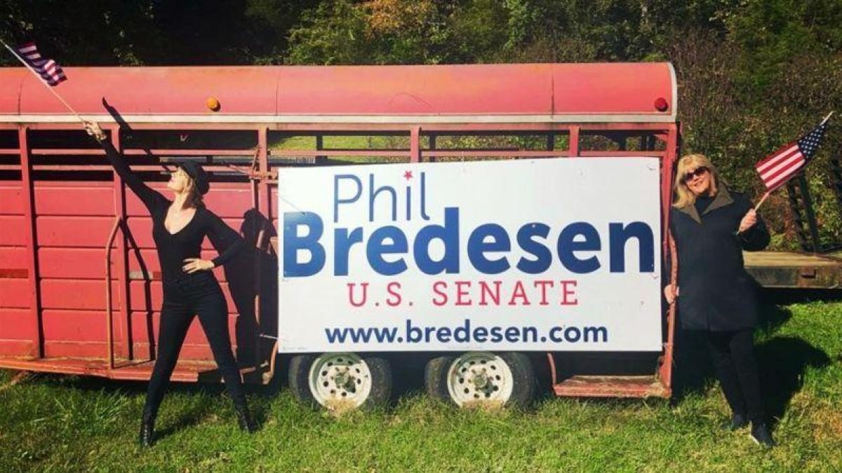 Taylor Swift y su madre, tras ejercer el voto adelantado al candidato demócrata al Senado Phil Bredesen, el 30 de octubre en Tennessee.