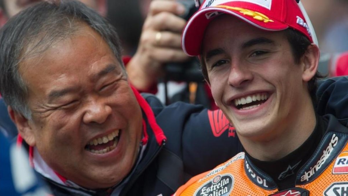 El japonés Shuhei Nakamoto comparte risas con Marc Márquez.