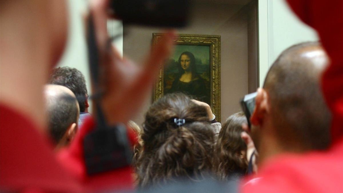 Aglomeración de visitantes frente a La Gioconda, en el Museo del Louvre.