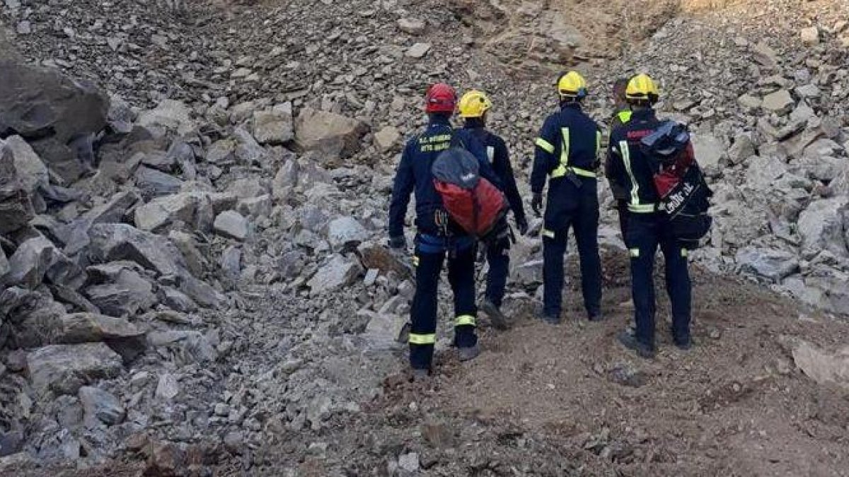 Los técnicos estiman que el rescate de Julen del pozo de Málaga se podría producir en unas 35 horas, tal y como explica el ingeniero Ángel García en el vídeo. En la foto, miembros de los equipos de ayuda, sobre el terreno.
