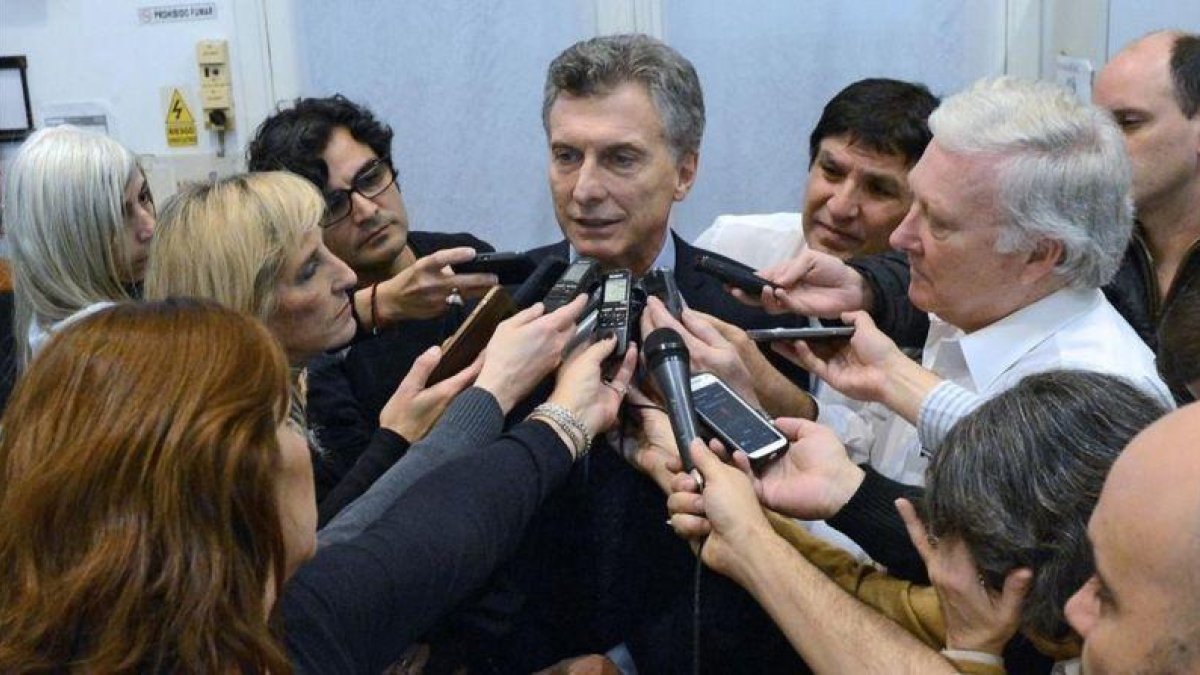 Macri, rodeado de periodistas, en el palacio presidencial, en Buenos Aires, este lunes.