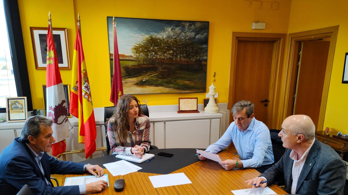 Reunión entre la delegada de la Junta en León y Asaja sobre las parcelas de Los Oteros. JCYL