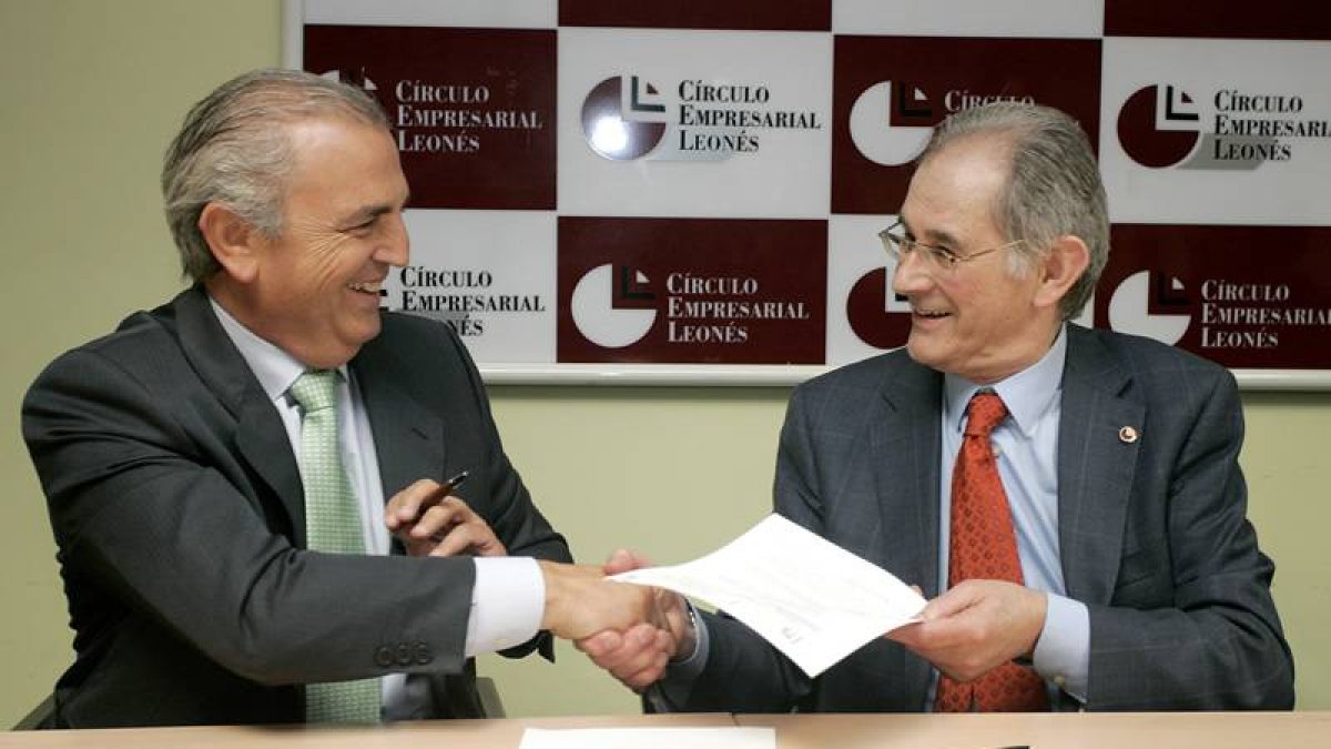 El presidente del Círculo Empresarial Leonés, Emilio de la Puente (D) y el director comercial del Banco Etcheverría, José María Rey, firman un convenio para el fomento de nuevos proyectos empresariales