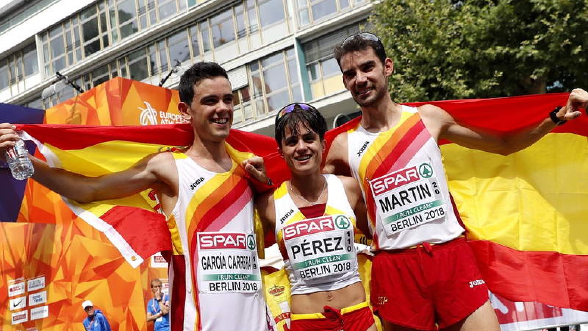 María Pérez, oro en categoría femenina, junto a Diego García (plata) y Álvaro Martín (oro). TRUEBA