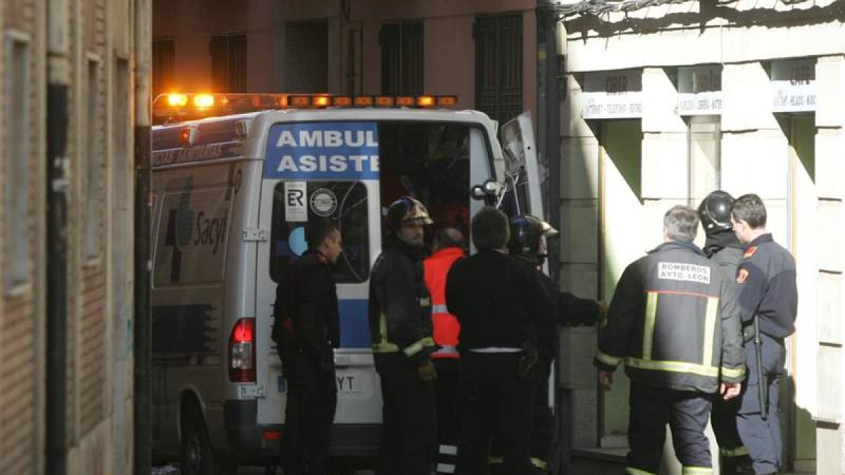 Bomberos en una intervención en la ciudad leonesa. ARCHIVO