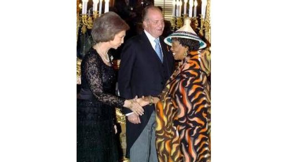 La reina recibe el saludo de la embajadora de Lesotho