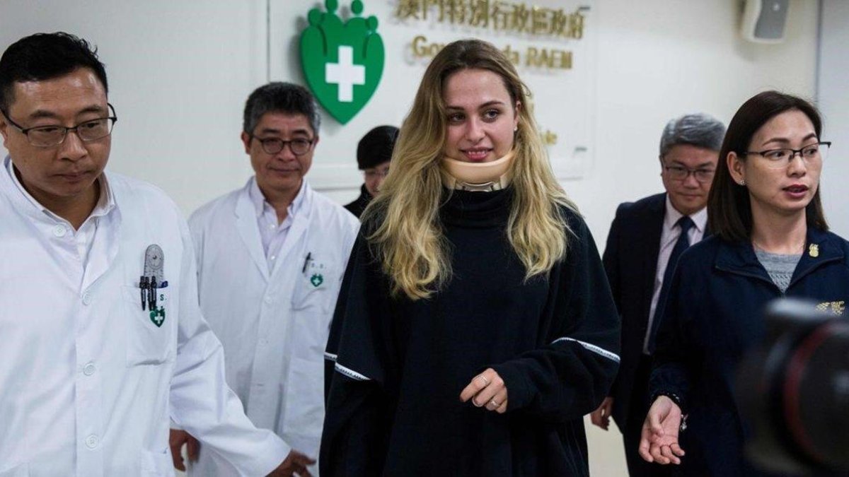 La piloto alemana Sophia Flörsch, de 17 años, abandona el hospital de Macao durante la operaron durante 11 horas tras sufrir un grave accidente en el ^GP de F-3.