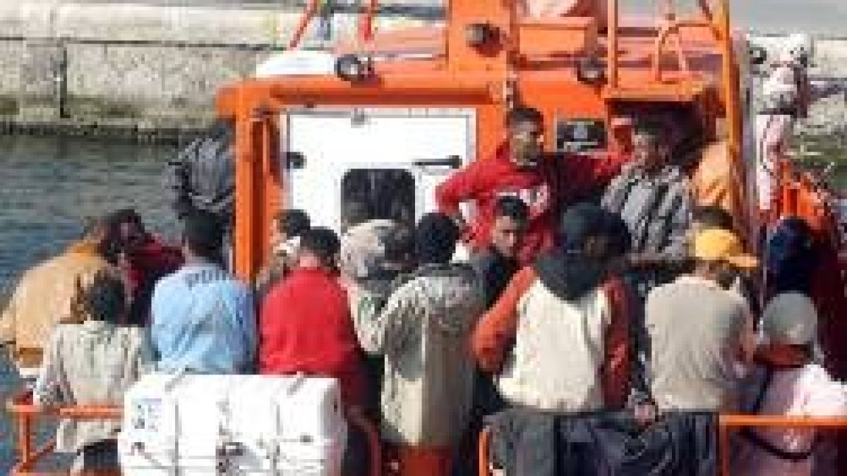 Llegada al puerto de Alicante de una patera con inmigrantes magrebíes