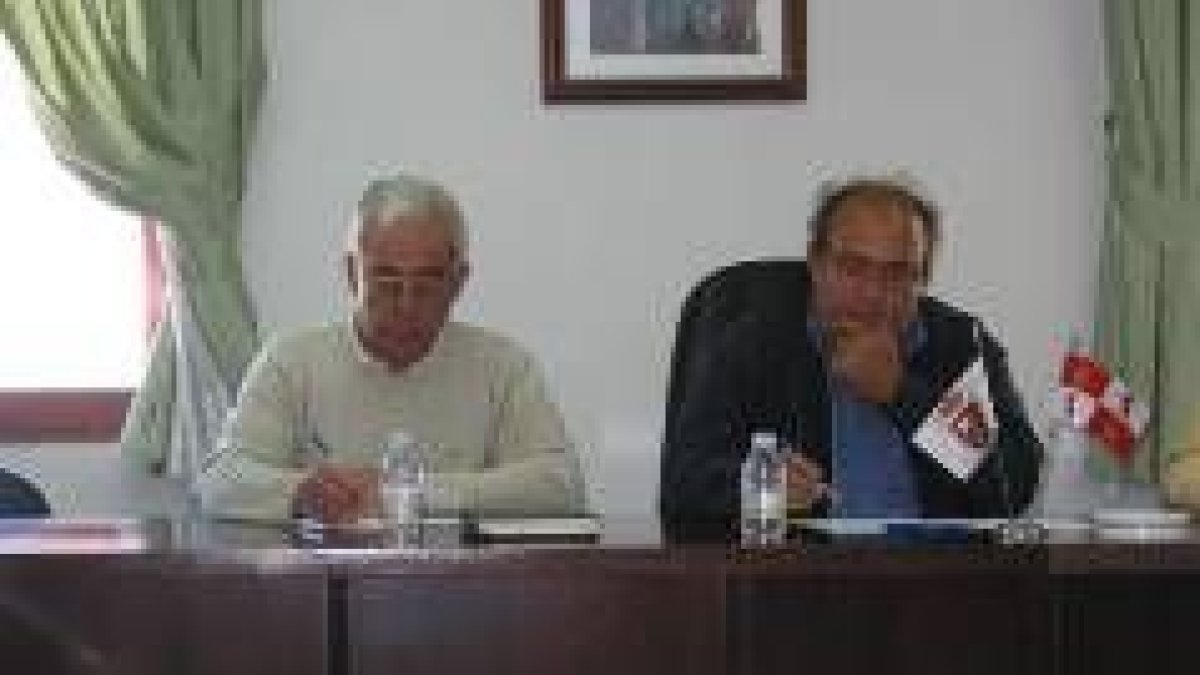 De la Sierra,  nuevo presidente del GAL, a la izquierda, junto al anterior presidente, Porfirio Díez