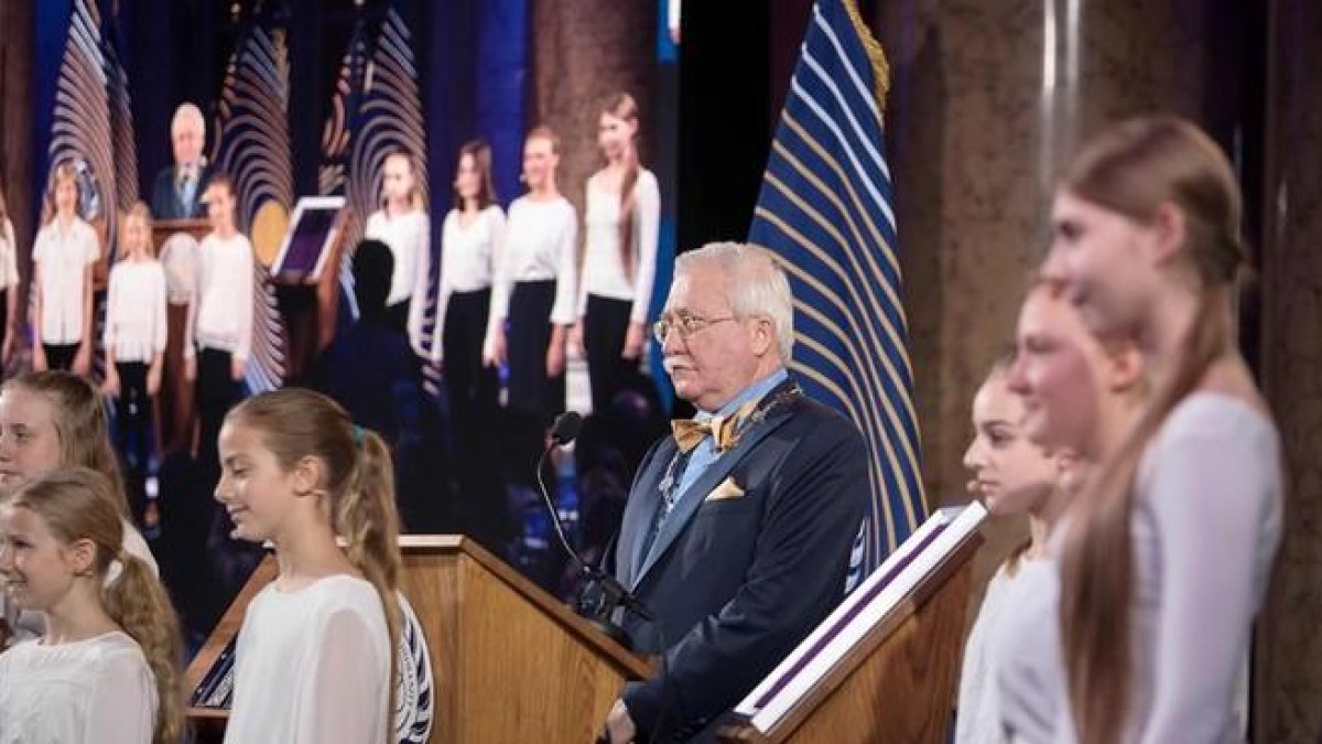 Ceremonia de proclamación del estado de Asgardia. En el centro, el multimillonario Igor Ashurbeyli.