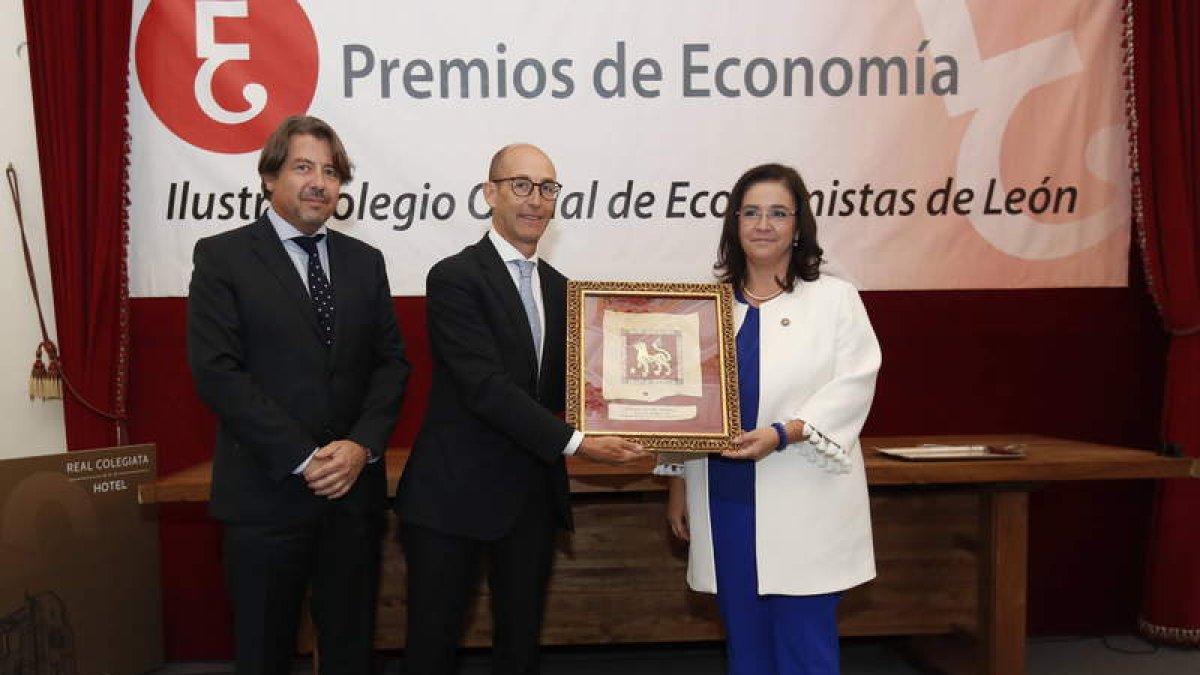 Fernando García Llamas y Nuria González Rabanal entregan el premio a Daniel Carreño. RAMIRO