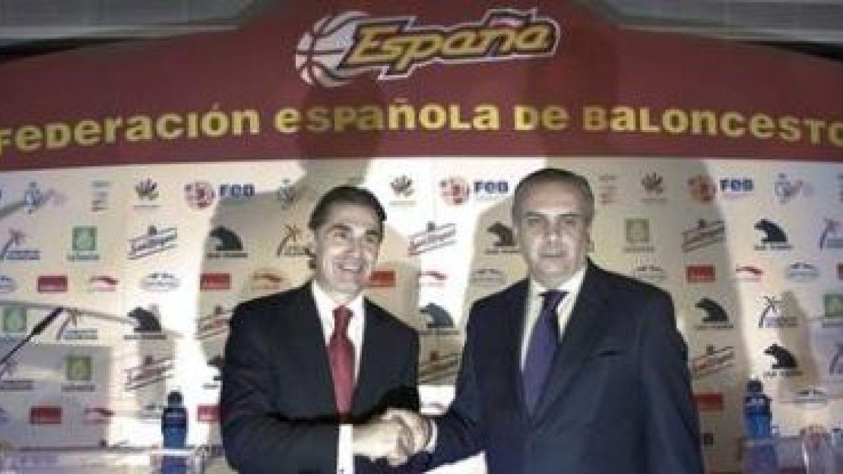 Sergio Scariolo estrecha la mano de José Luis Sáez, presidente de la Federación Española de Balonces