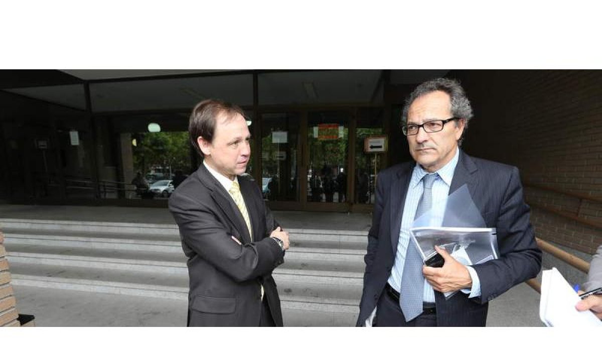 Los fiscales Jacinto Villalvilla y Manuel Martín-Granizo, ayer a las puertas del Palacio de Justicia de Ponferrada.