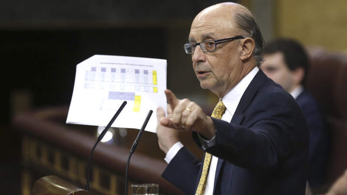 El ministro de Hacienda, Cristóbal Montoro, durante su intervención en el pleno. KIKO HUESCA