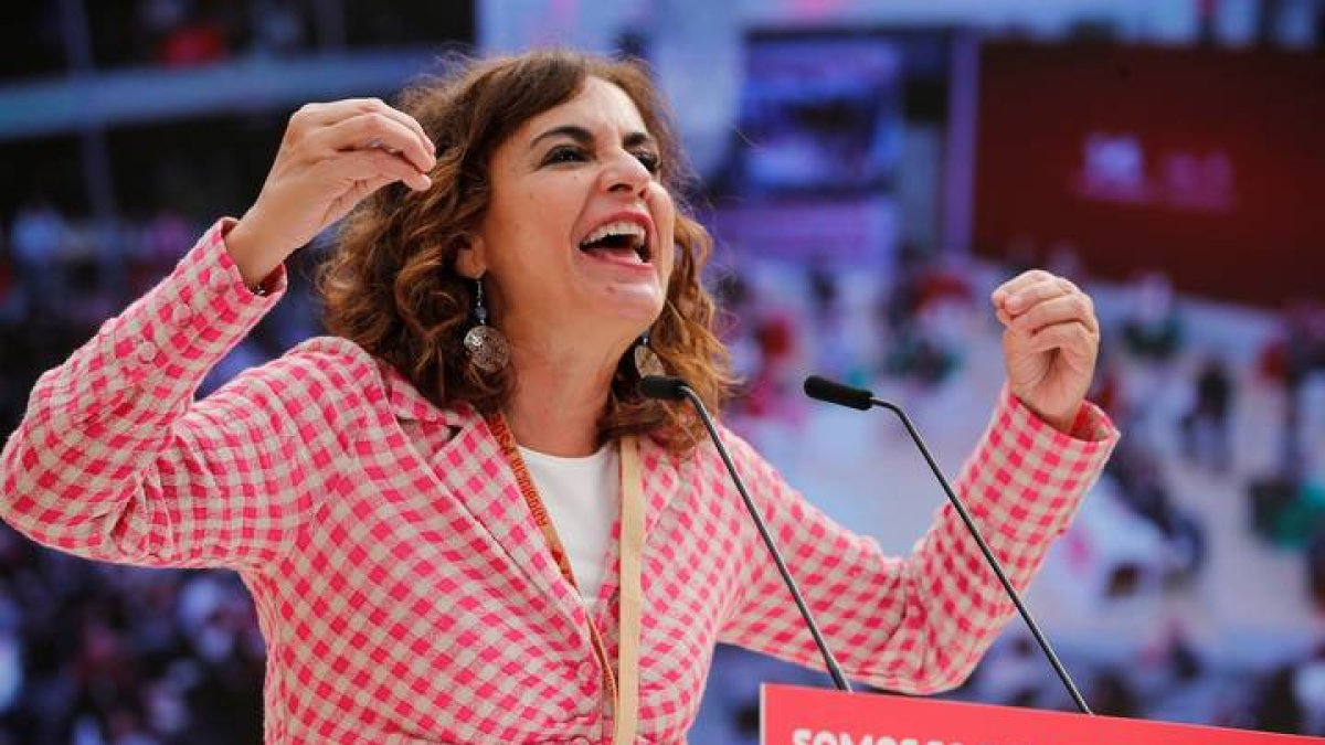 La ministra de Hacienda y vocal de la ejecutiva federal del partido socialista, María Jesús Montero, durante su intervención en el 14º Congreso Regional del PSOE-A. EFE