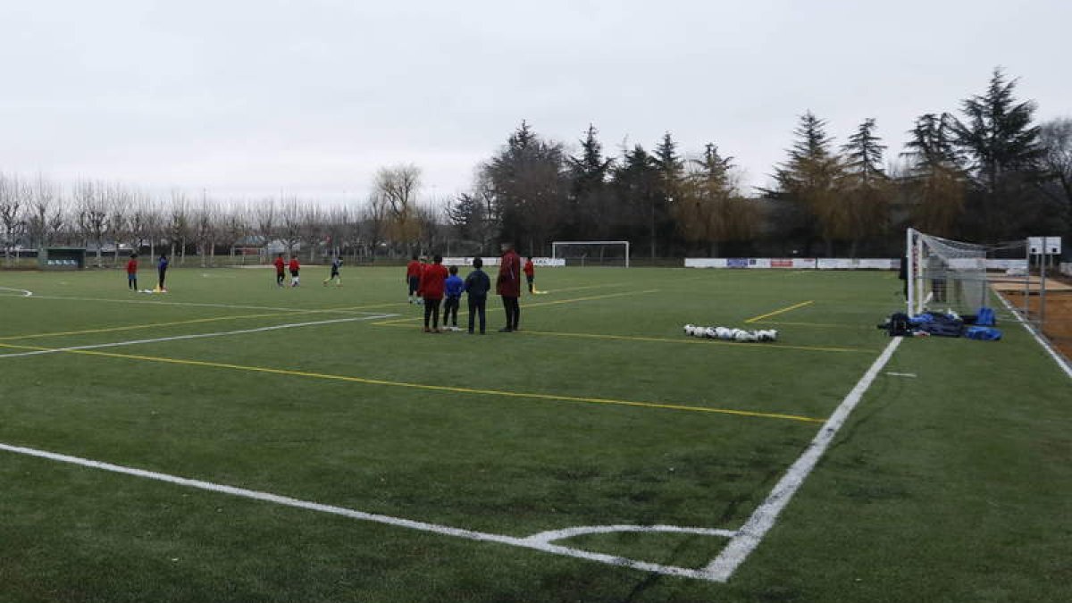 El campo de fútbol de césped artificial de La Granja no está en condiciones para comenzar los partidos oficiales de la temporada. RAMIRO