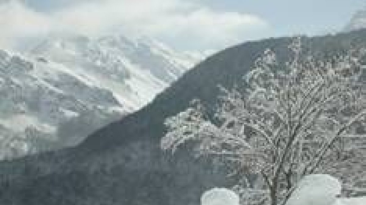 La nieve cubre con espesores descomunales la mitad norte de la provincia leonesa
