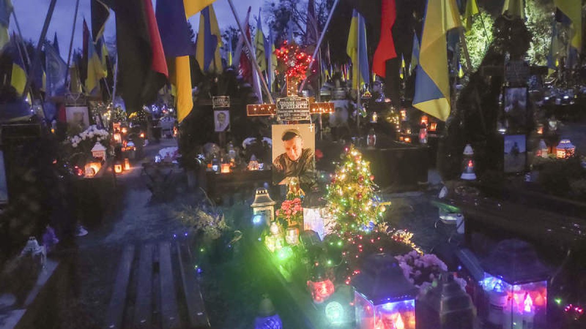 Vista de la tumba de Taras Chaika, un voluntario que se alistó en el Ejército ucraniano. R. AVERCHUK