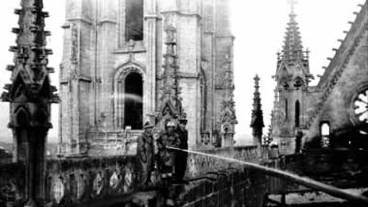 El incendio que arrasó el techo de la Catedral en mayo de 1966.