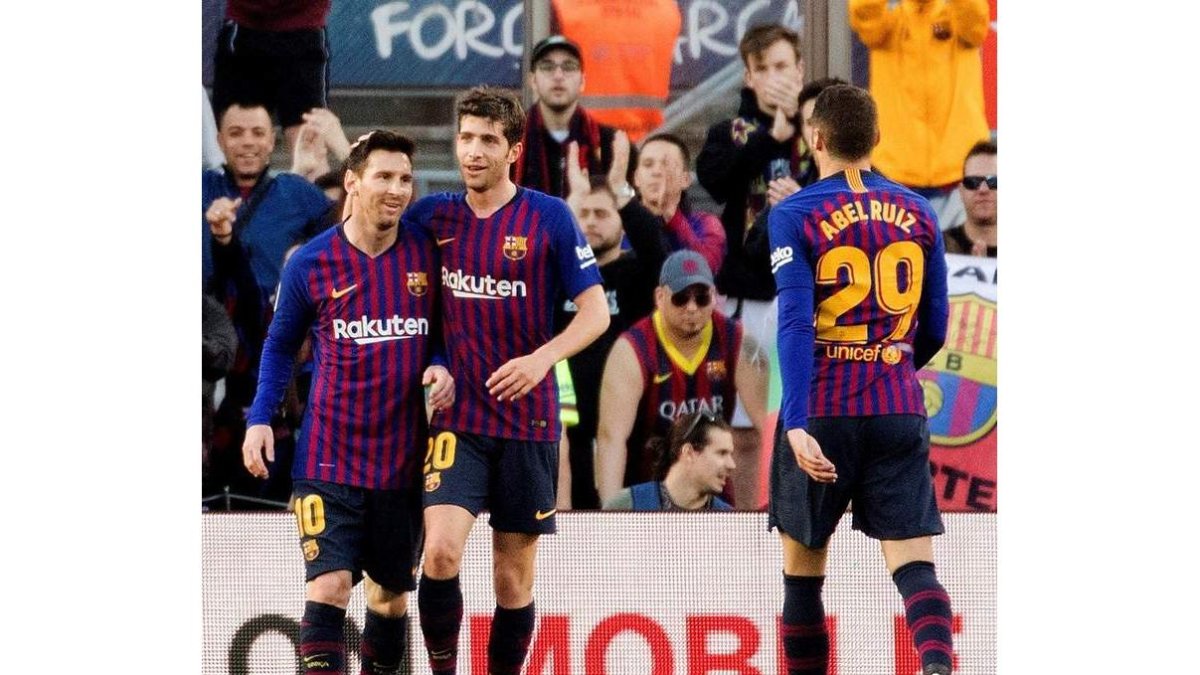 Messi celebra con Sergi Roberto el gol del argentino ante el Getafe. MARTA PÉREZ