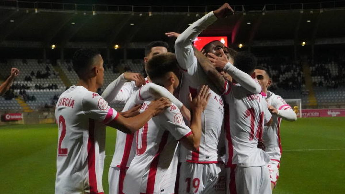 Dorian recibe la felicitación de sus compañeros al lograr el gol que supuso la victoria para la Cultural. J. NOTARIO