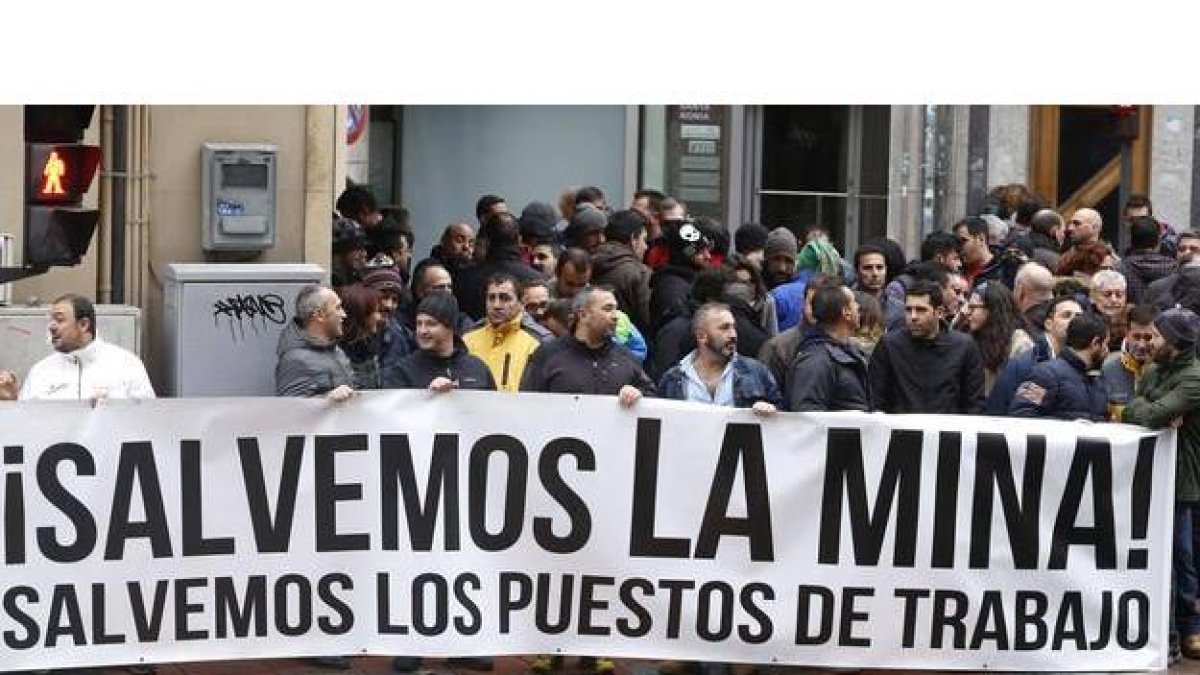 Varios mineros se concentran a las puertas del Hotel Conde Luna con motivo de la visita de la presidenta de la Comunidad de Madrid, Cristina Cifuentes, a León