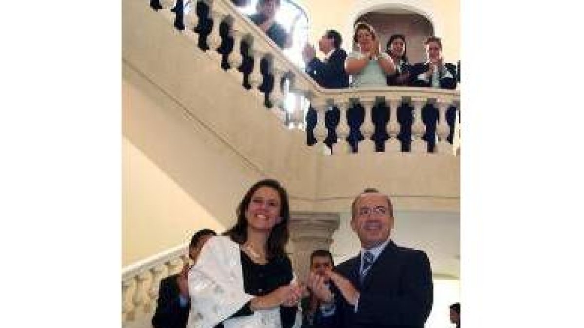Felipe Calderón y su esposa reciben los aplausos de compañeros