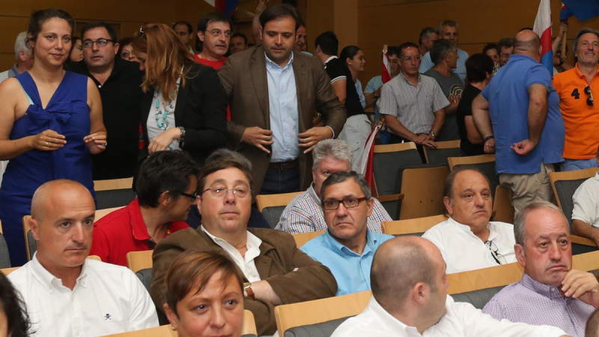 Sentados, los nuevos consejeros en el pleno del 13 de julio.