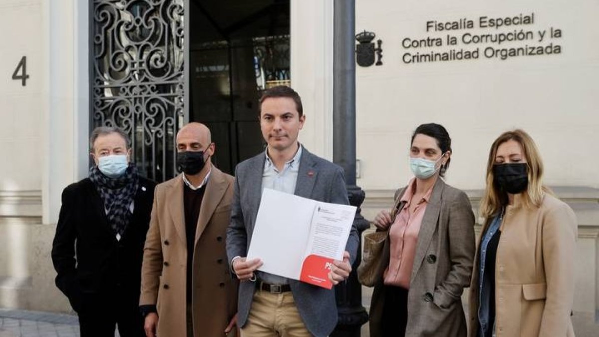 El portavoz del PSOE en la Asamblea de Madrid, Juan Lobato junto con otros miembros de Unidas Podemos y de Más Madrid un escrito ante la Fiscalía Especial Contra la Corrupción y la Criminalidad Organizada para su valoración ante las informaciones aparecidas sobre los contratos relacionados con el hermano de la Presidenta Isabel Díaz Ayuso. EMILIO NARANJO