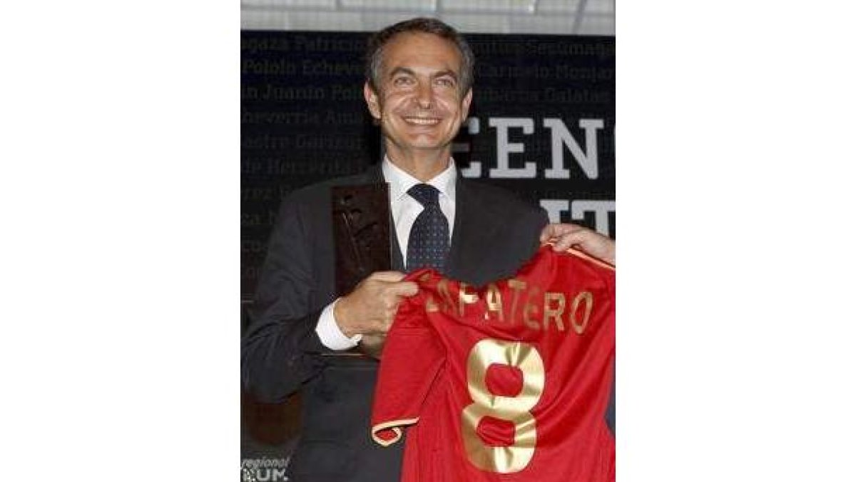 Rodríguez Zapatero con su camiseta de la selección española.