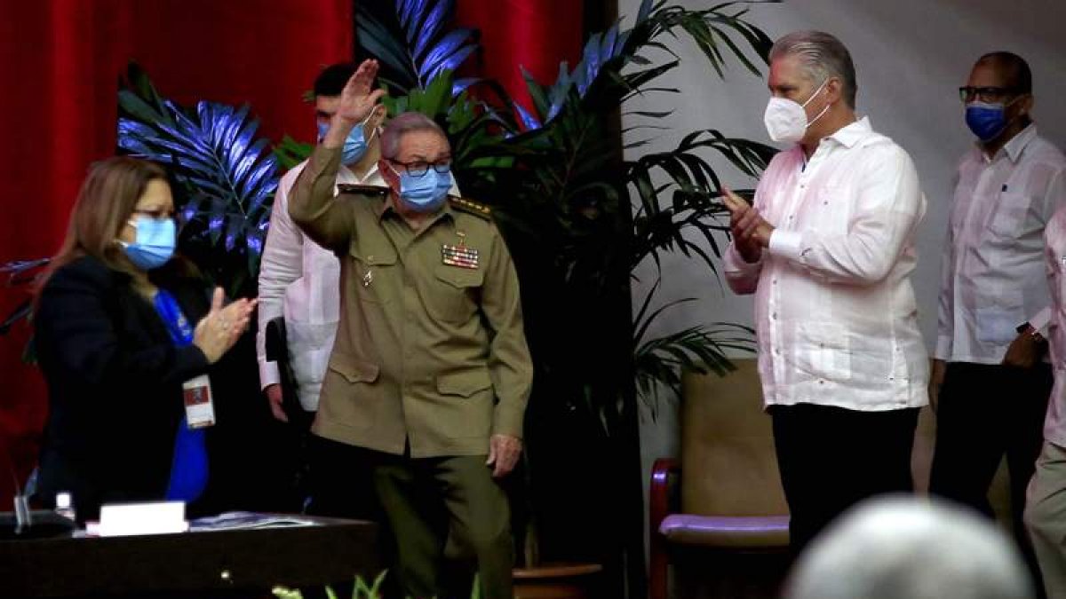 Raúl Castro, ayer, aclamado por los miembros del partido. ARIEL REY ROYERO