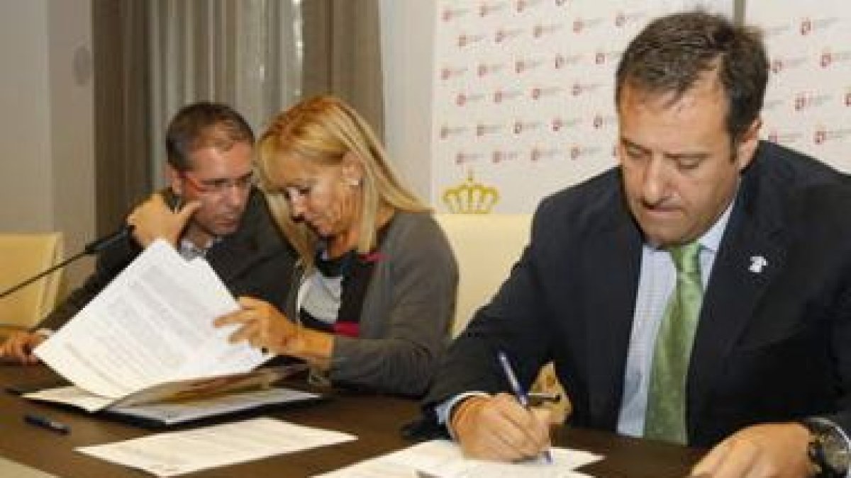 Isabel Carrasco y Carlos Pollán, en la firma del convenio.