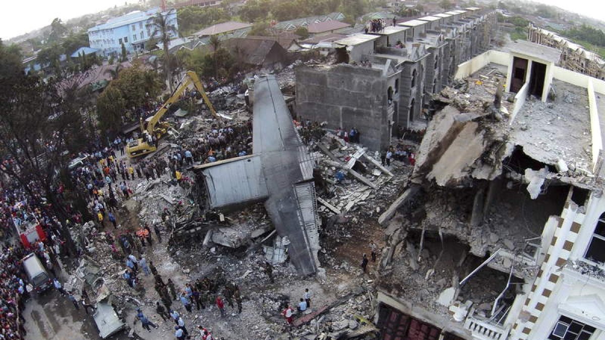 Algunos de los restos del avión siniestrado junto a los edificios contra los que impactó.