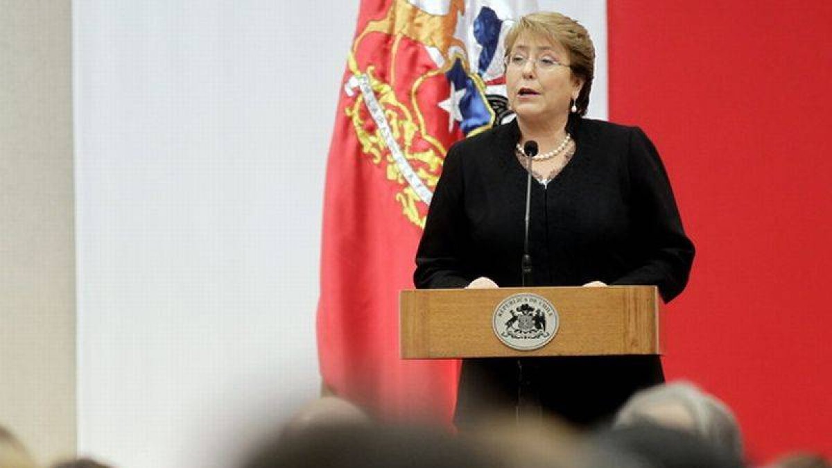 Michelle Bachelet, durante la ceremonia de conmemoración del 41º aniversario del golpe militar contra Allende, este jueves en el palacio de la Moneda.