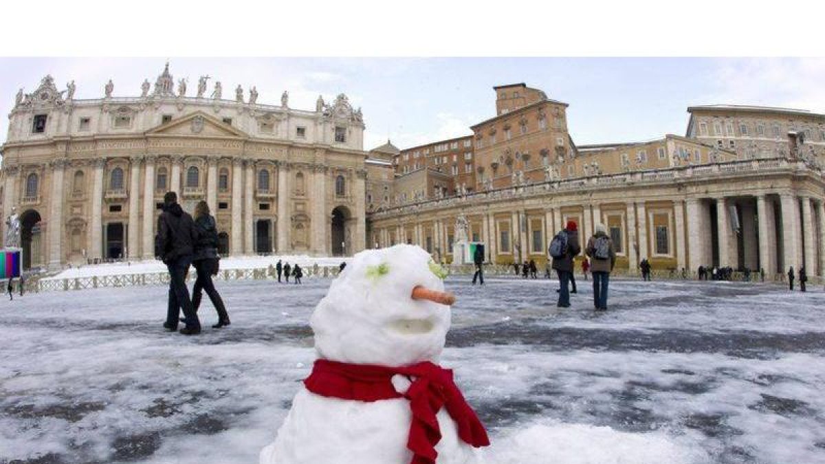 Un muñeco de nieve permanece en la plaza de San Pedro en Ciudad del Vaticano hoy, domingo, 5 de febrero de 2012.