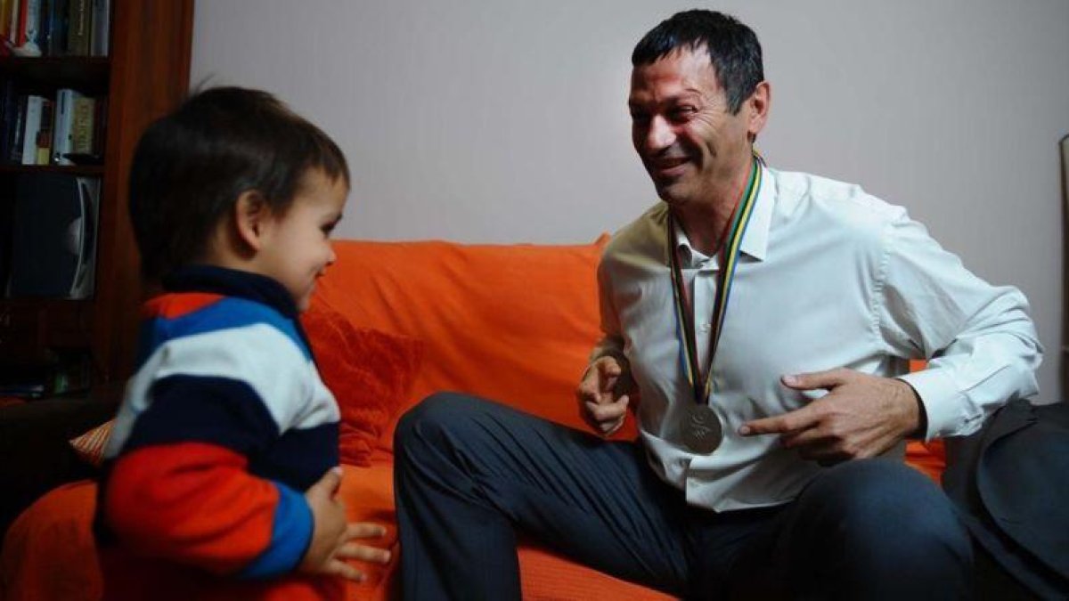 Antonio Peñalver, con su hijo en su casa de Murcia.