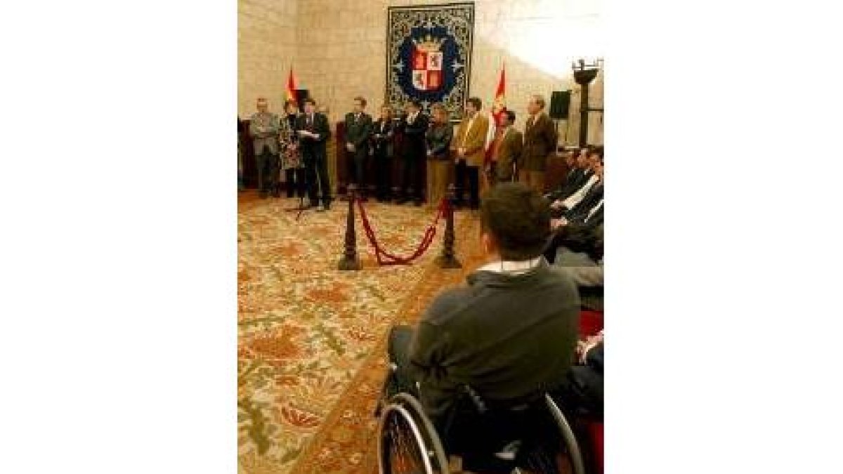 El Parlamento autonómico acogió a representantes de los discapacitados