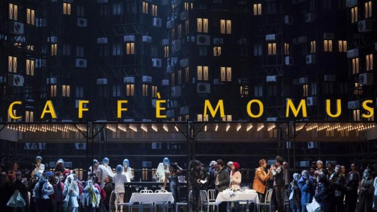 Escena de 'La bohème', de Puccini, en la moderna y suburbial versión de Àlex Ollé estrenada en Turín.