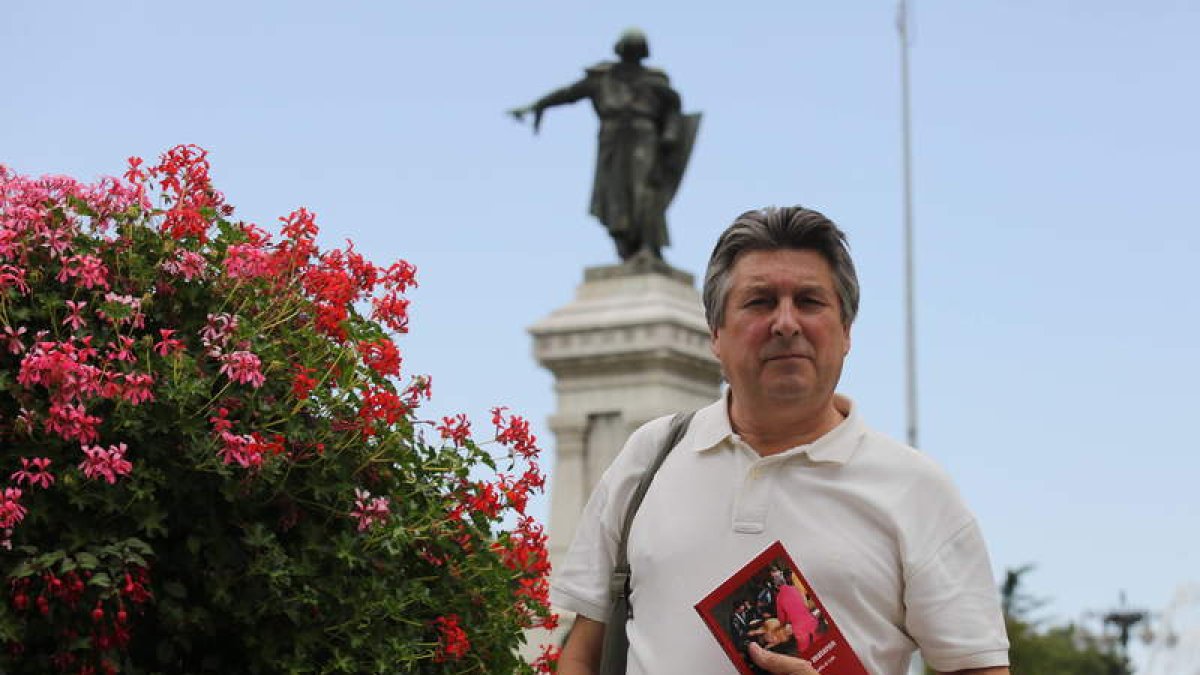 El escritor leonés Luis Carrizo, con un ejemplar de su obra en la mano.