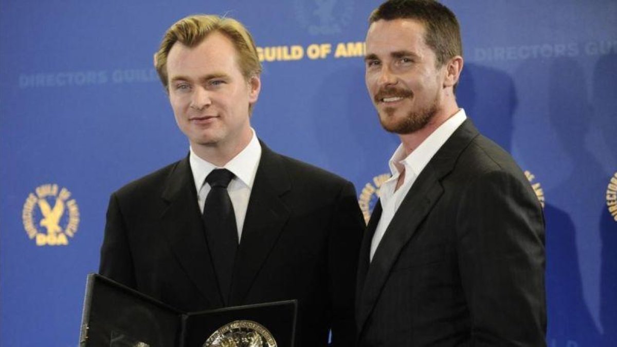 Christopher Nolan a la izquierda y Christian Bale a la derecha en el Sindicato de Directores de América en el 2009.